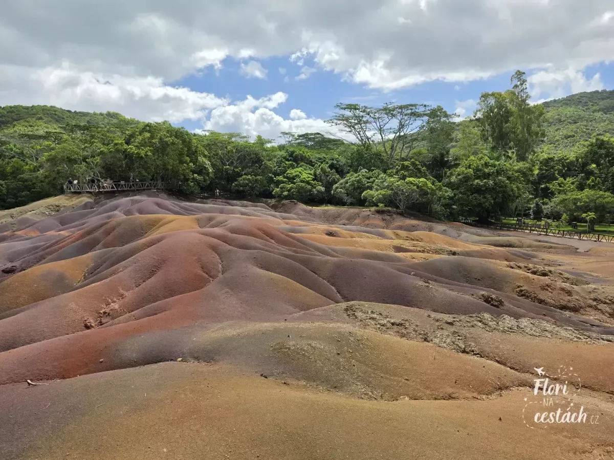 Sopečný div jménem 7 Colored Earth v oblasti Chamarel. Tyhle duny hrají sedmi různými odstíny a největší haluz je, že se jednotl