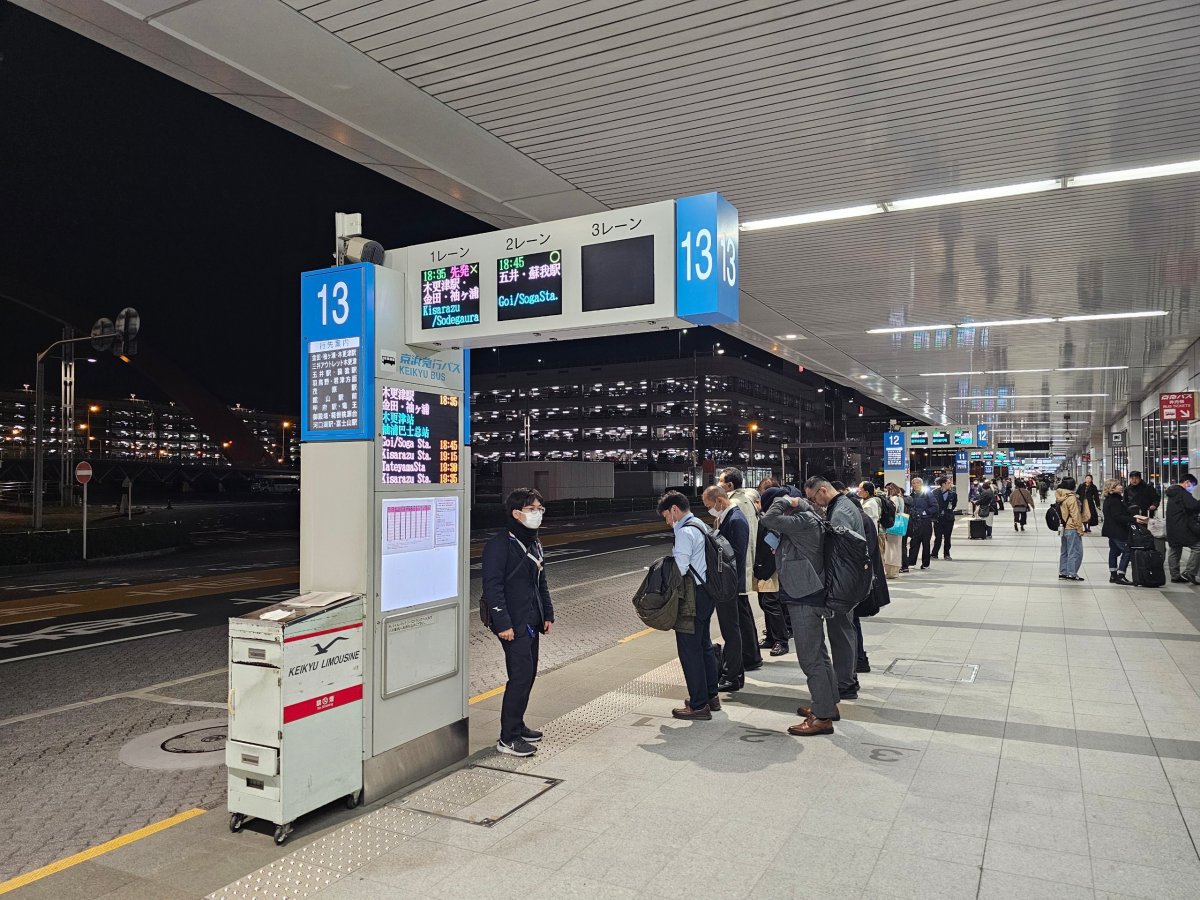 Zastávky autobusů před terminálem 1