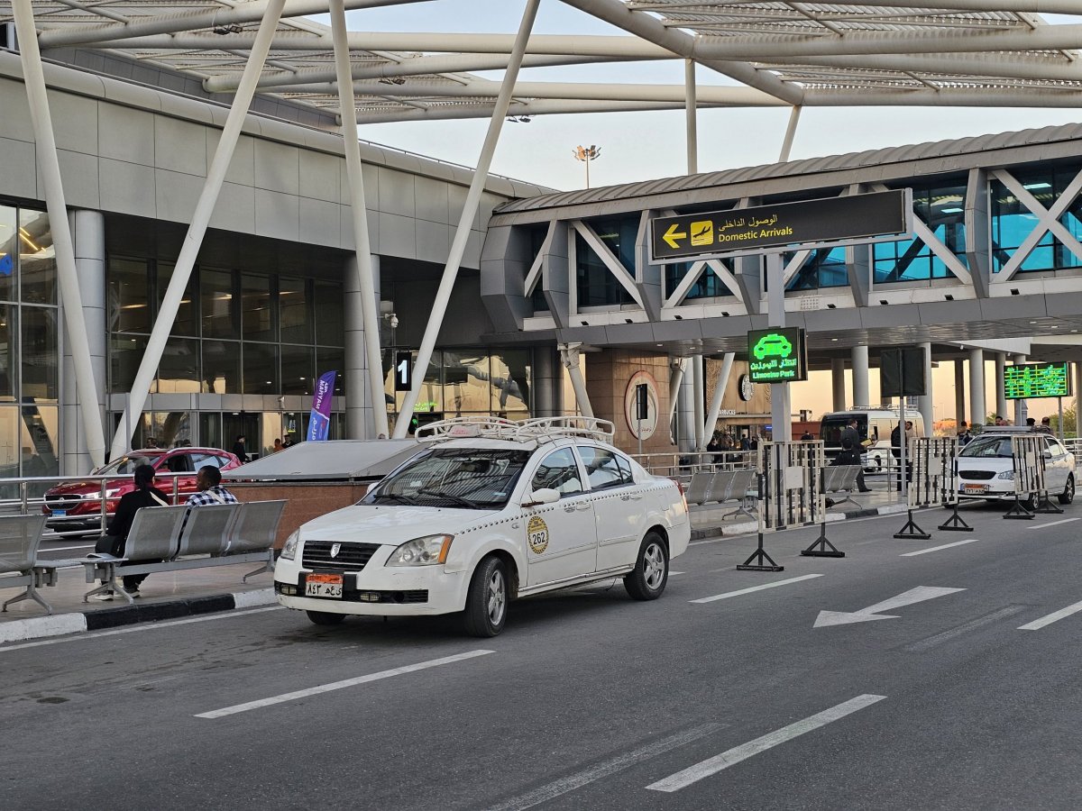 Taxíky před terminálem