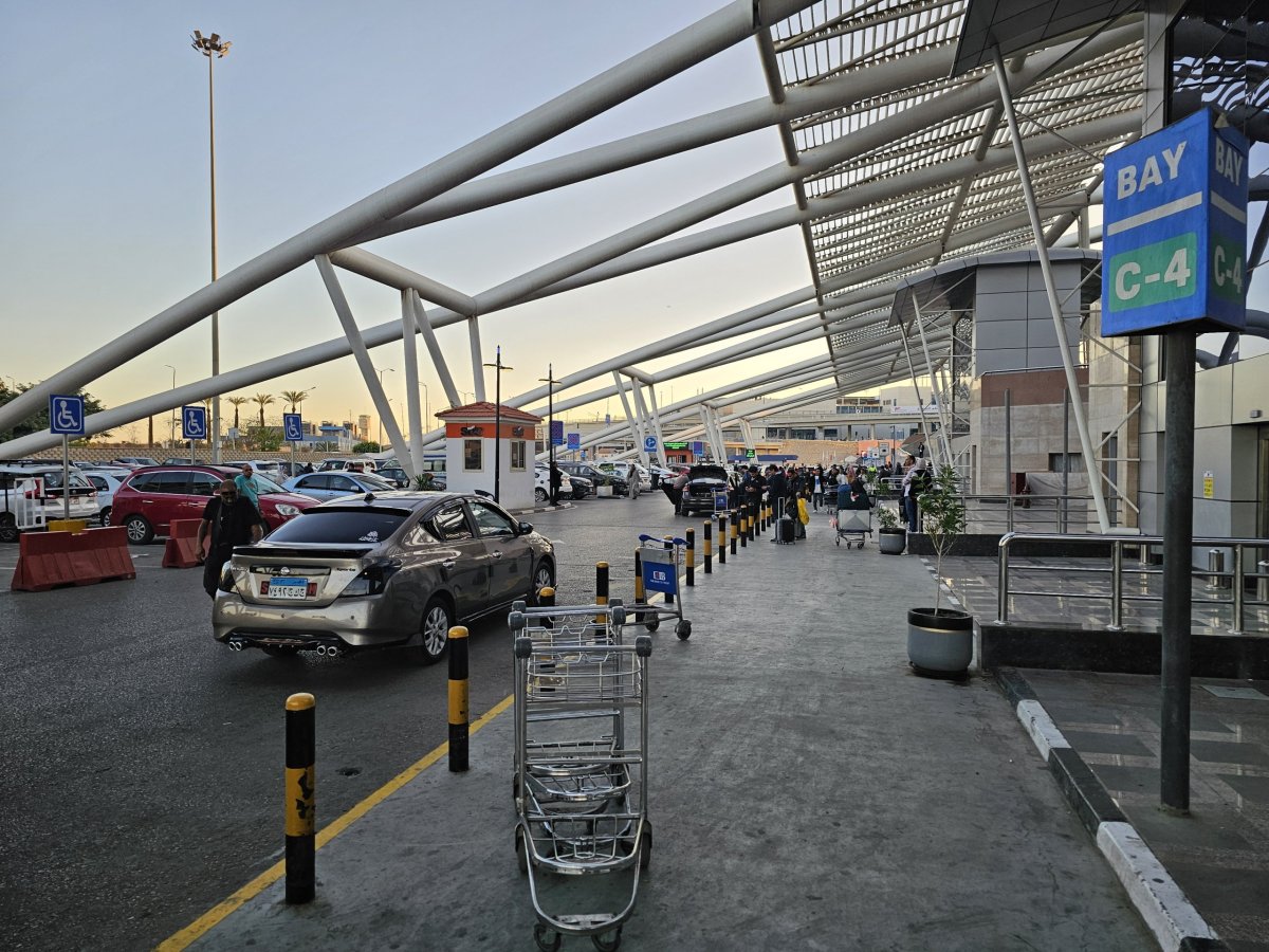 Uber Pick-up point před terminály 2 a 3