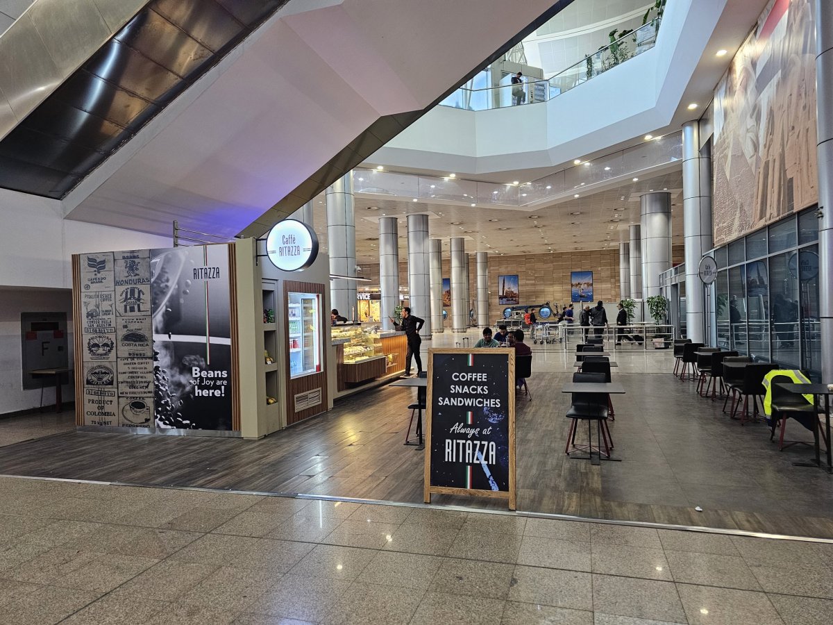 Kavárna ve veřejné části terminálu 3, přílety