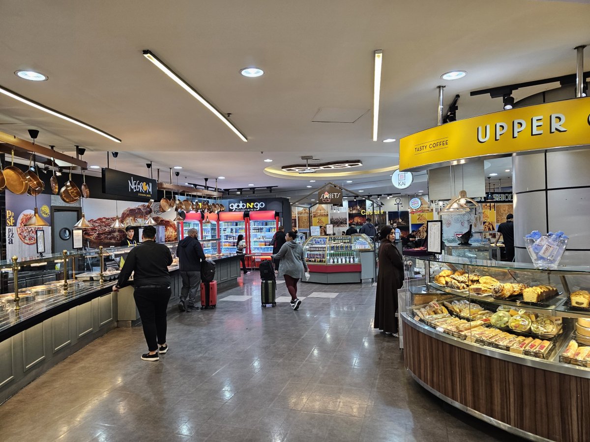Food court, tranzitní část, terminál 3
