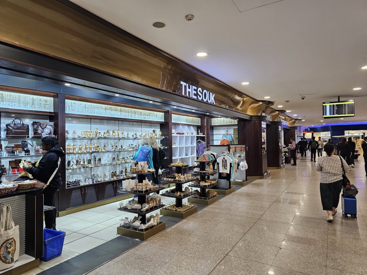 Obchody, tranzitní část, terminál 3