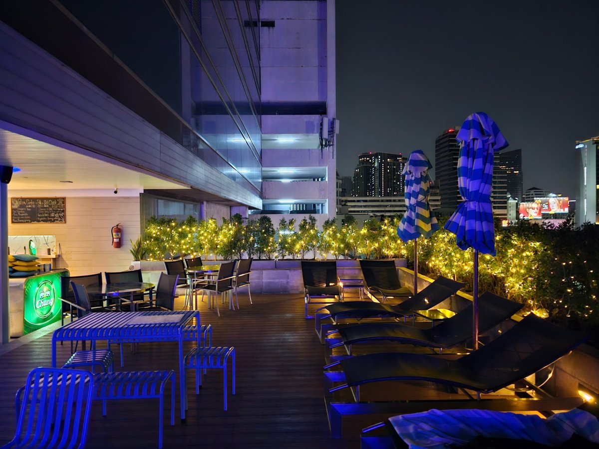 Terasa u bazénu za tmy