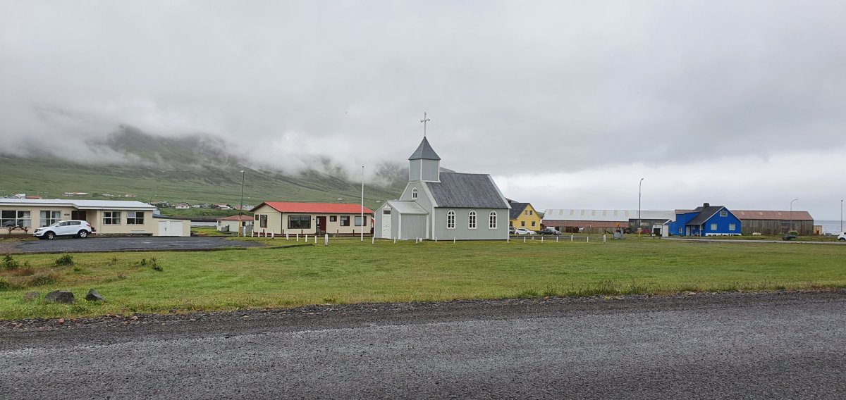 Kostel v Borgarfjörður Eystri foceno v 1:30 ráno