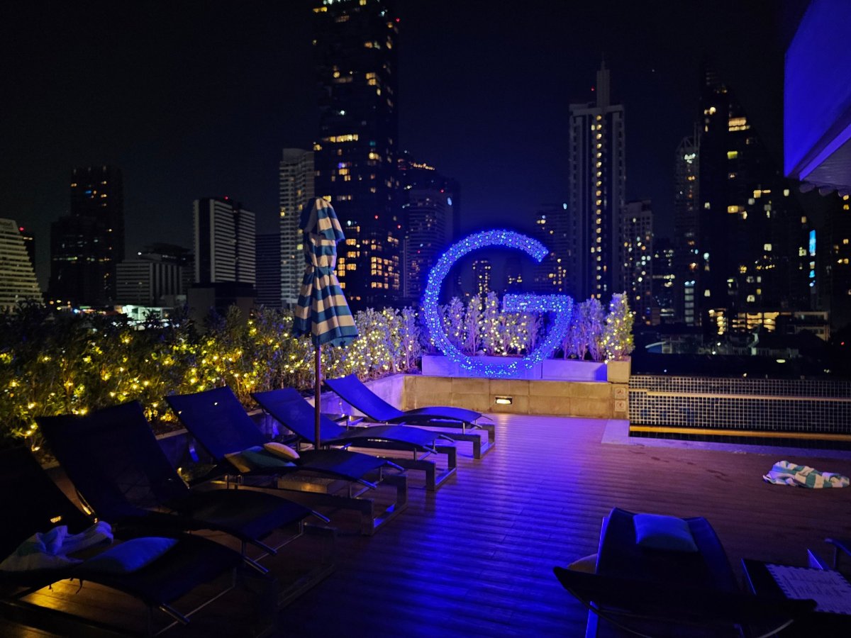 Terasa u bazénu za tmy