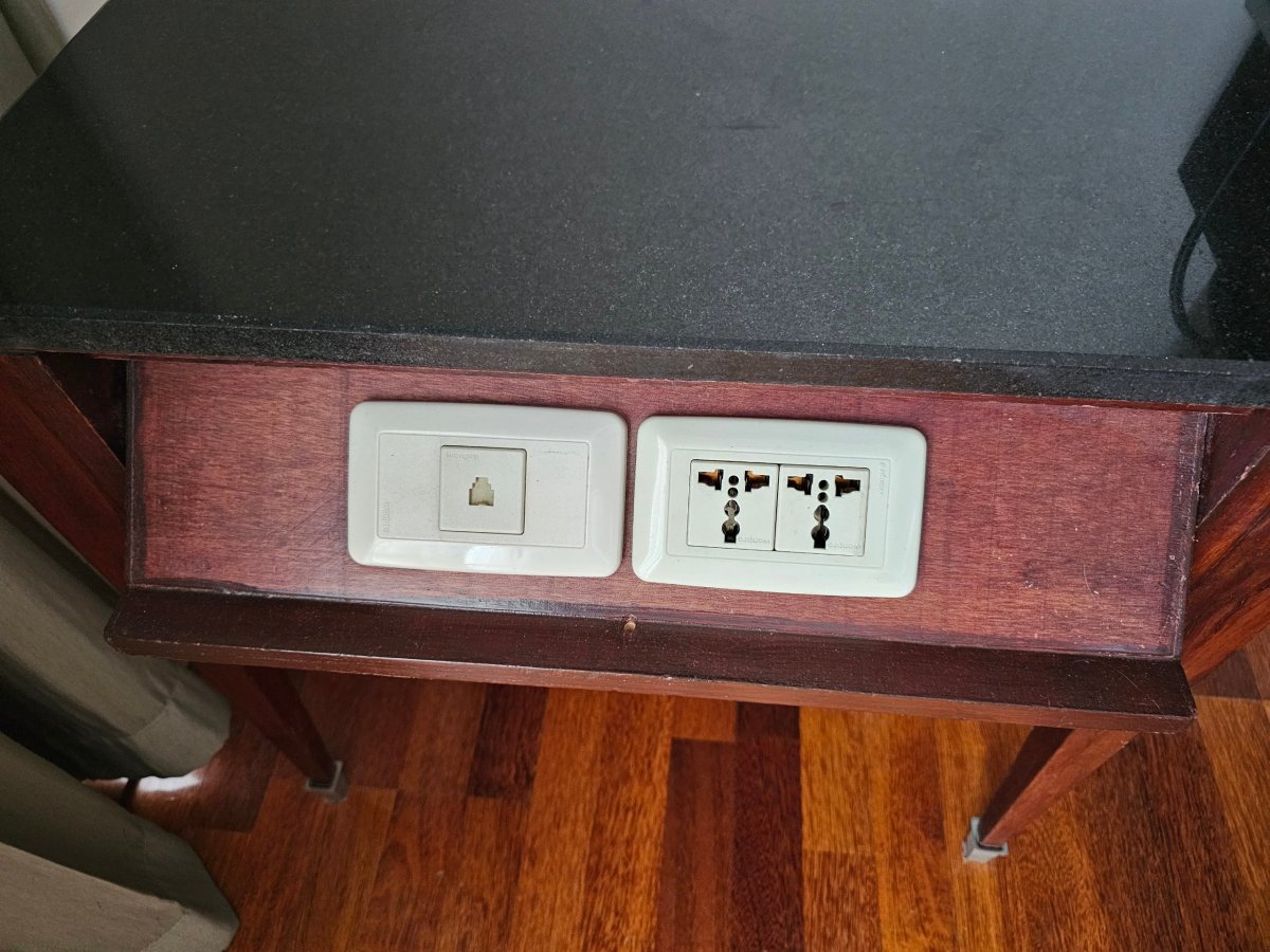 Zásuvky u stolu