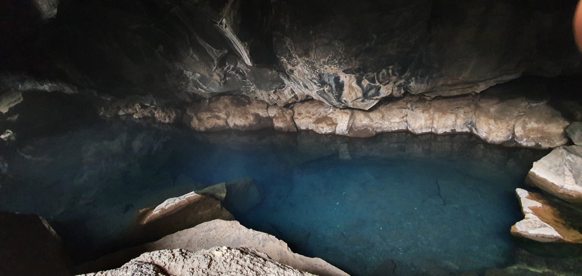 Uvnitř jeskyně Grjótagjá.