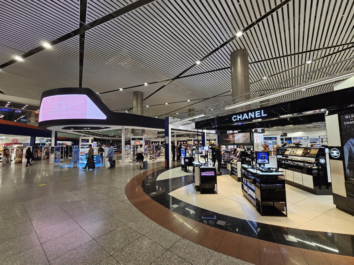 Obchody, tranzitní část, terminál 2