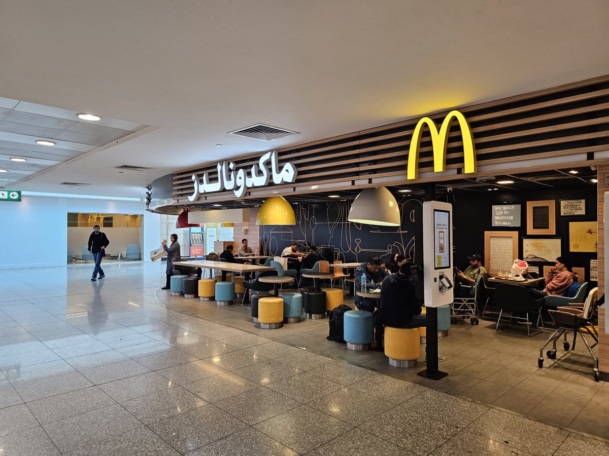 McDonald's, tranzitní část, terminál 2