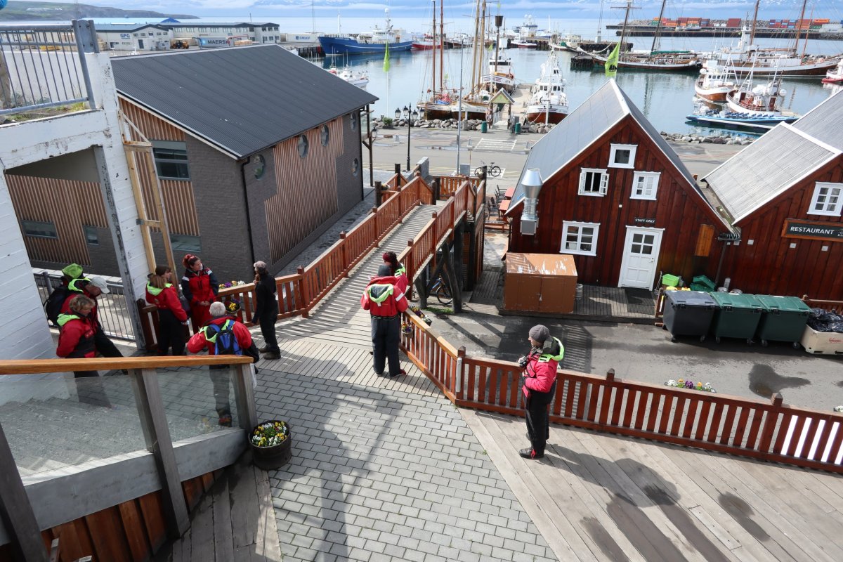 Lidé připraveni v kombinézách.