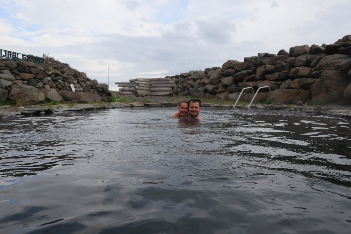 Ranní koupání v Grettislaug.