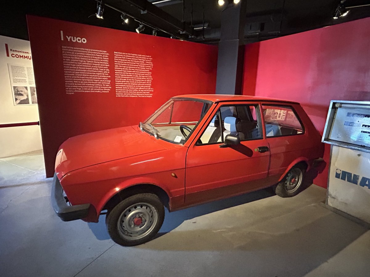 Červená historie, červené auto.