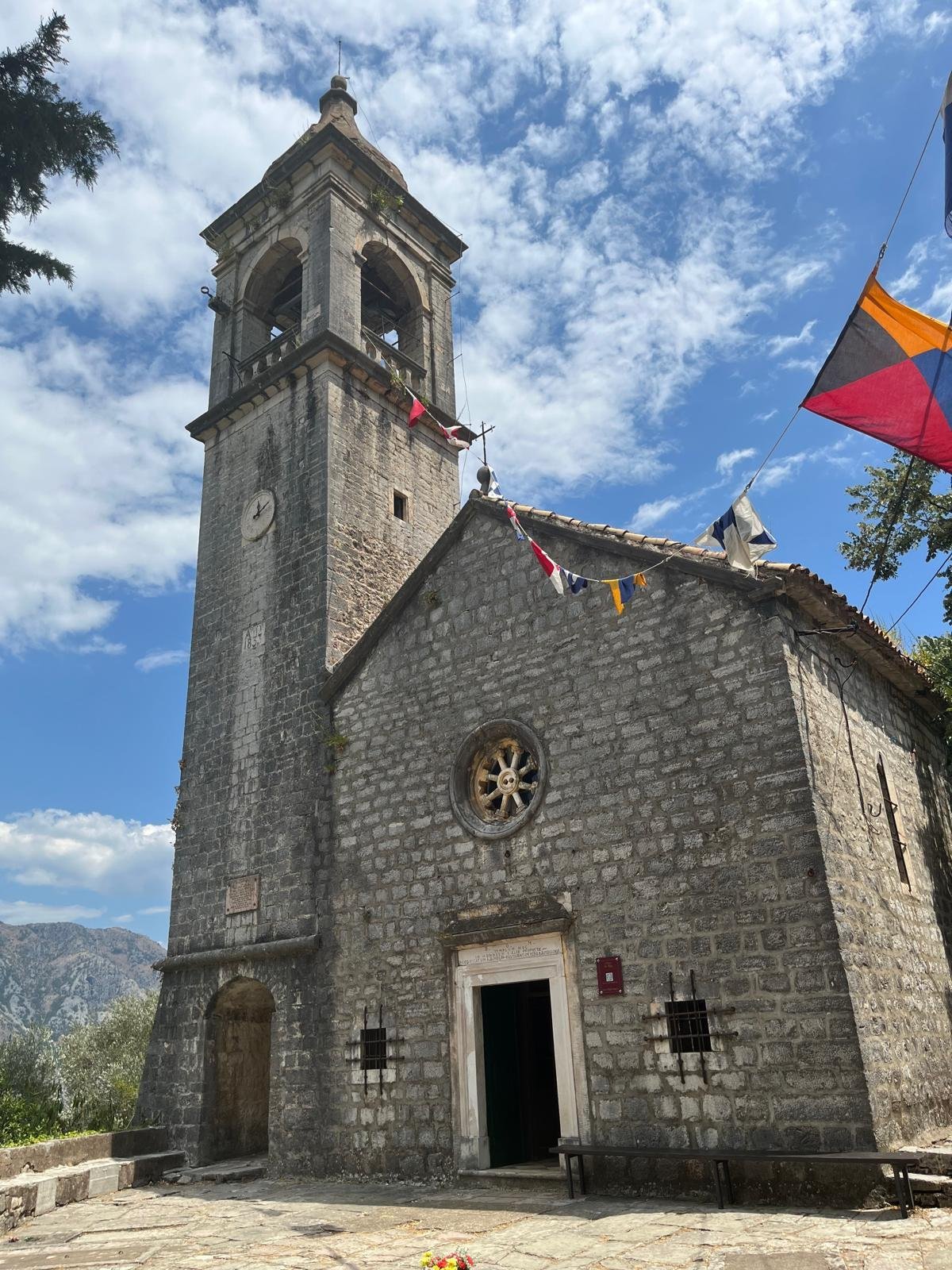 Kostel: pohled z vnějšku.