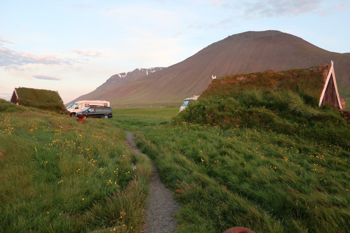 Kemp Grettislaug - foceno o půlnoci.