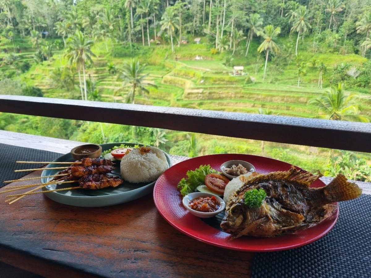 pozdní oběd u Tegallang rice terraces