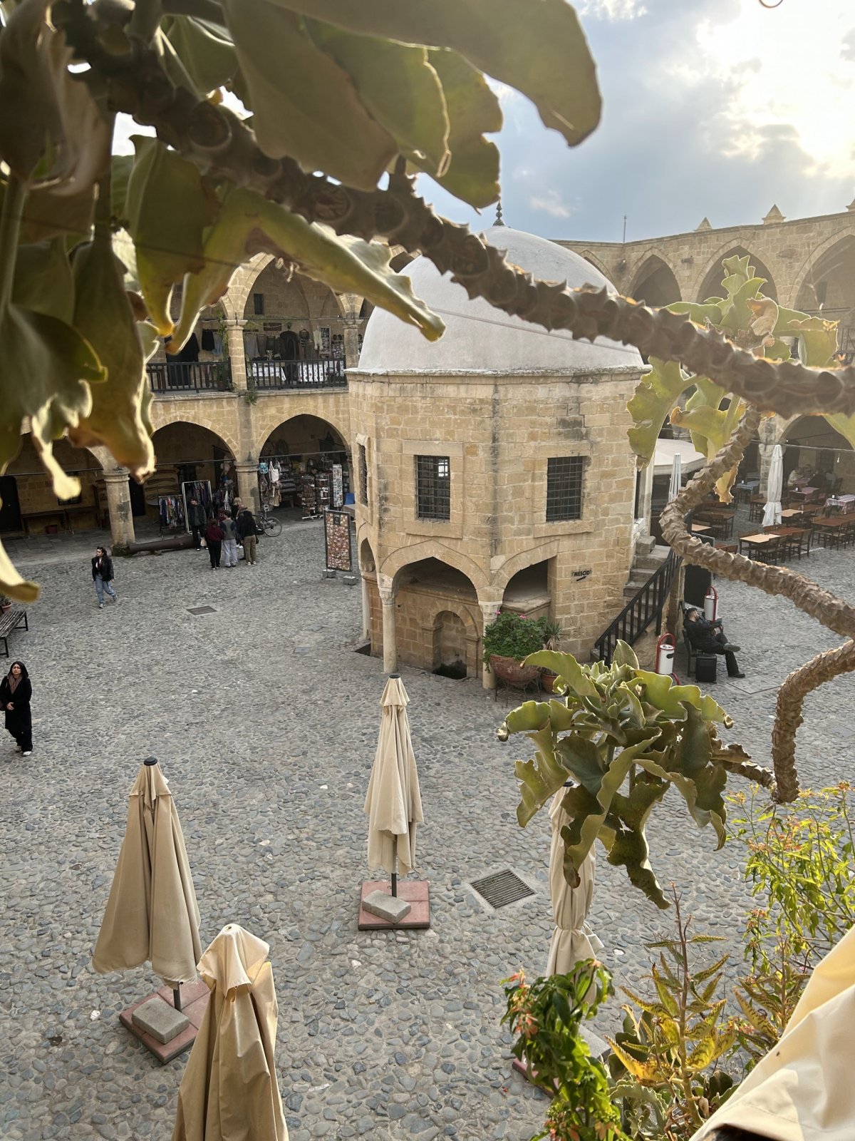 Na dvoře hostince Büyük Han