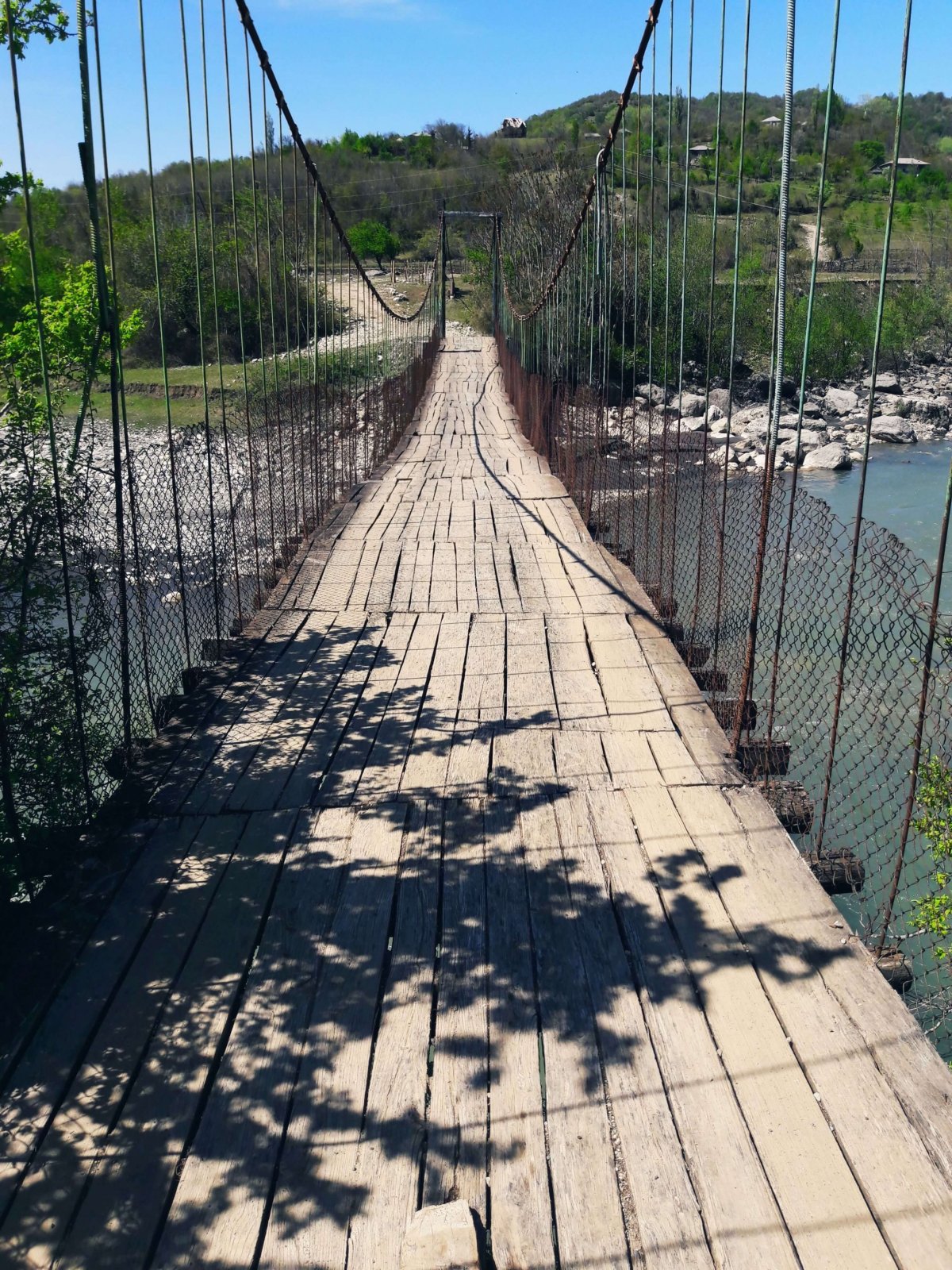 za 200 metrů odbočte vpravo