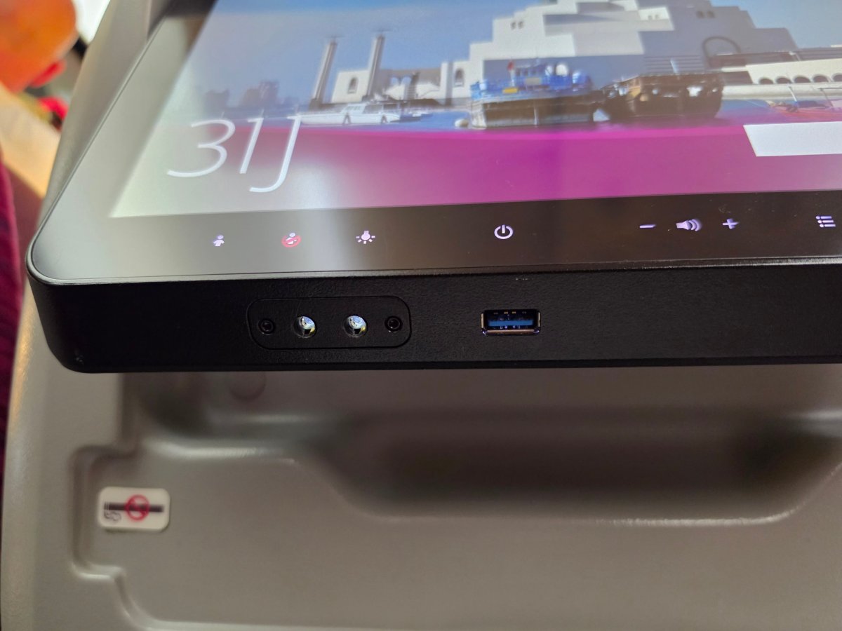 USB port v obrazovce IFE