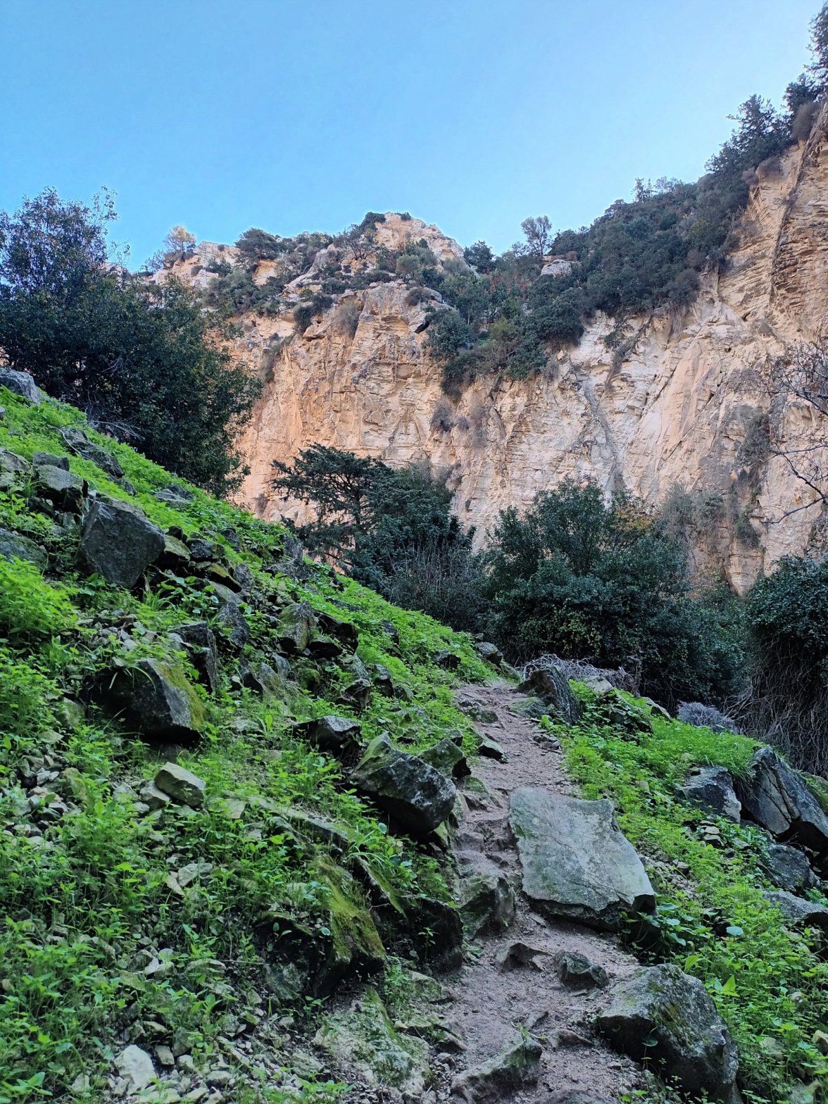 Obklopeni skalními stěnami