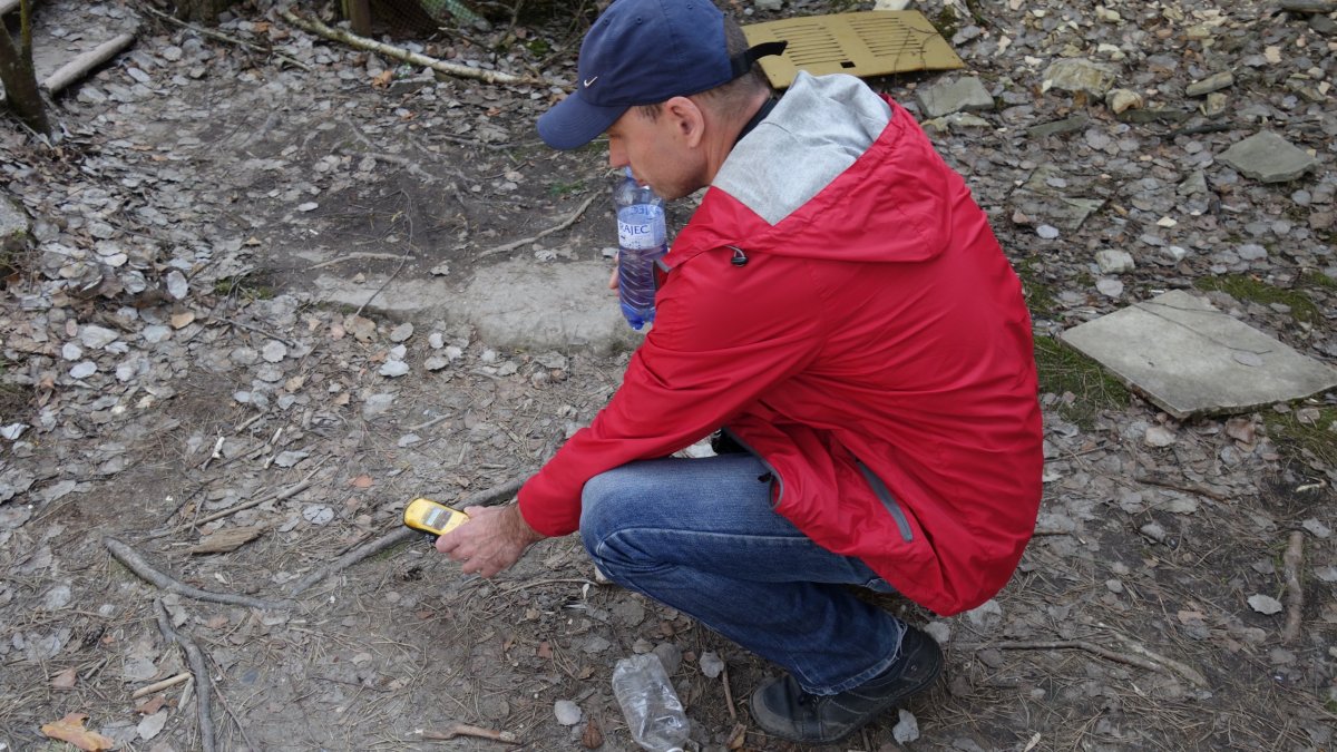 Mechy a půda doposud ukazují vysoká čísla radiace