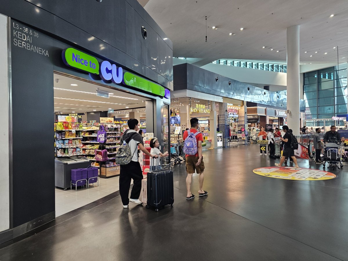 Minimarket, terminál 2, veřejná část