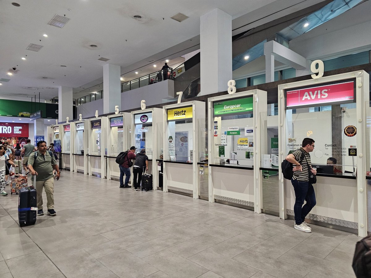 Přepážky autopůjčoven v suterénu