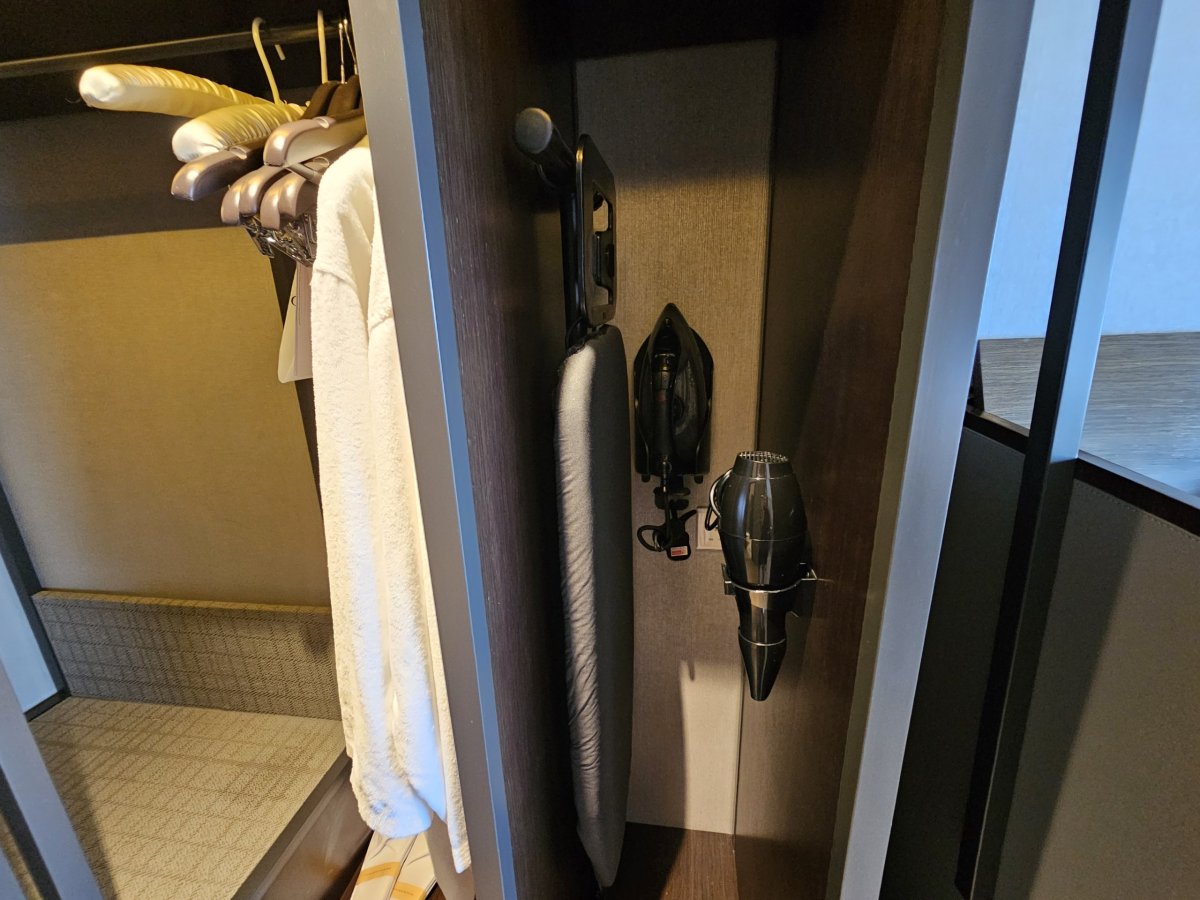 Žehlicí prkno a fén na vlasy