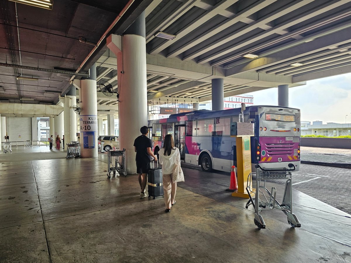 Zastávka shuttle autobusu na terminálu 2