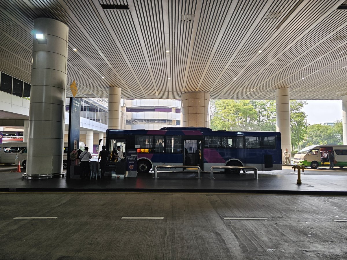 Zastávka shuttle autobusu, terminál 1