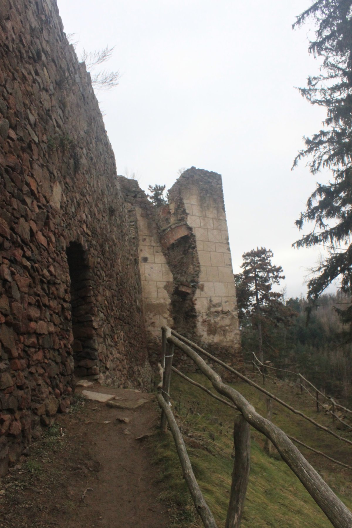 Vstupní brána hradu Žumberk