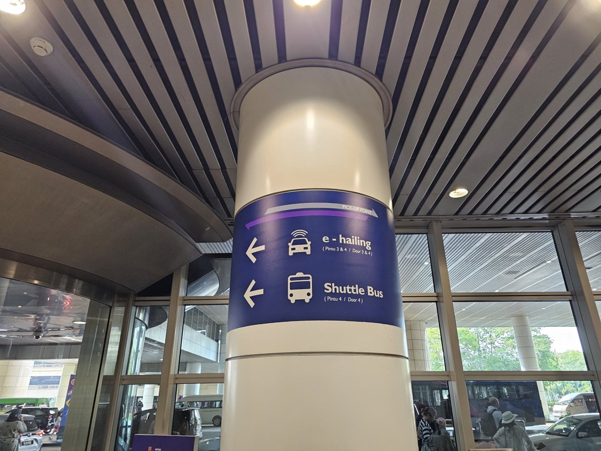 Značení "e-hailing" na mobilní aplikaci Grab