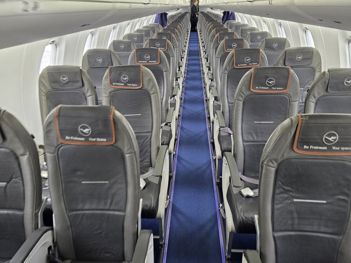 Business class kabina, v pozadí kabina ekonomické třídy