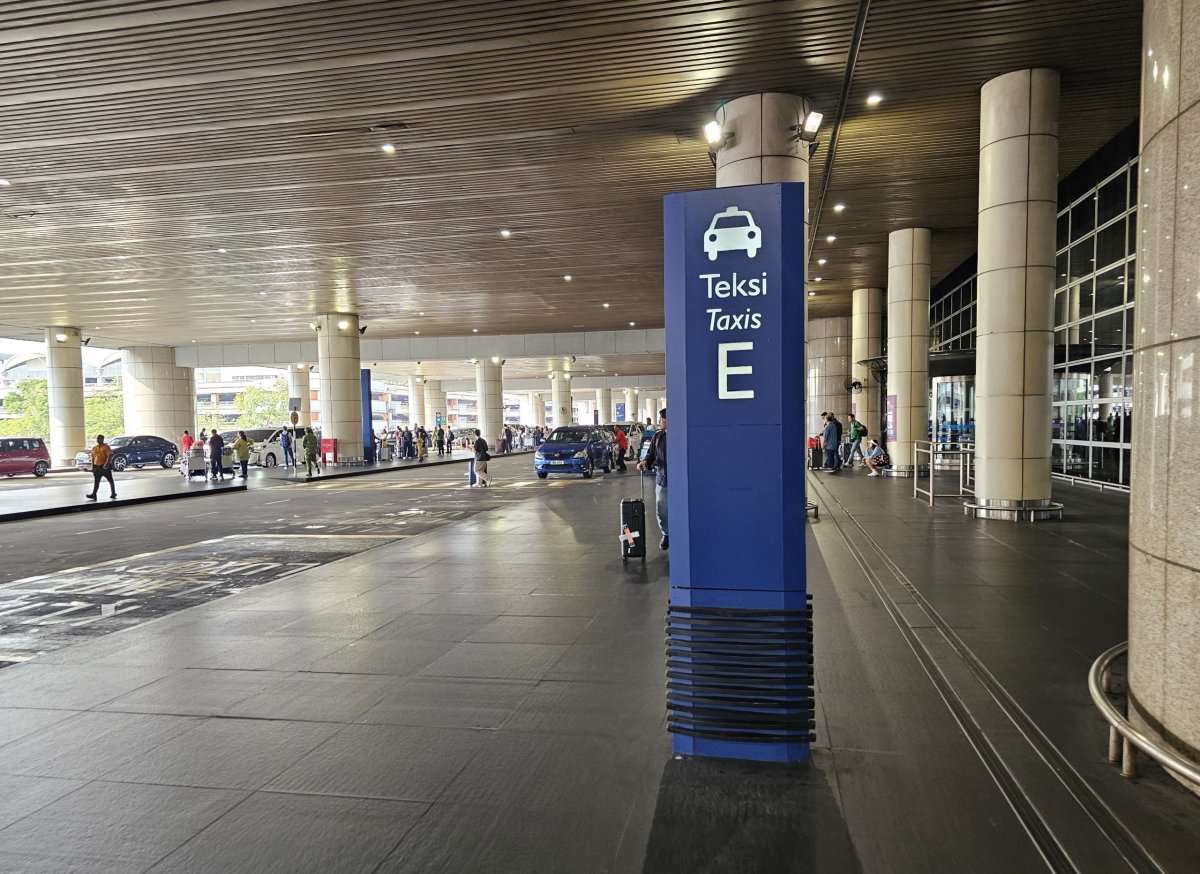 Taxi, stanoviště před terminálem 1