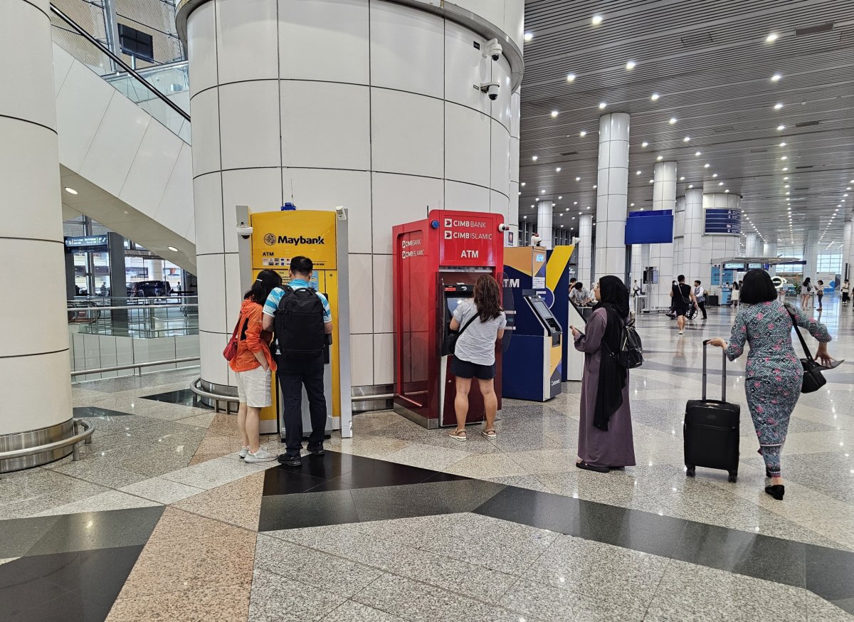 Bankomaty, příletová hala