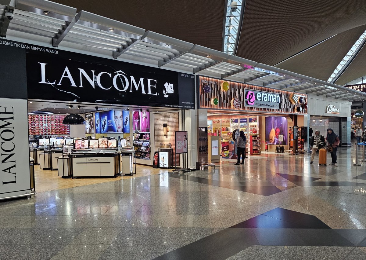 Obchody ve veřejné části terminálu 1