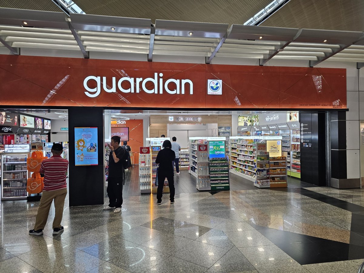 Lékárna, veřejná část, terminál 1