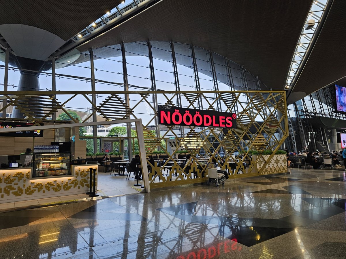 Restaurace Nööödles, veřejná část, terminál 1