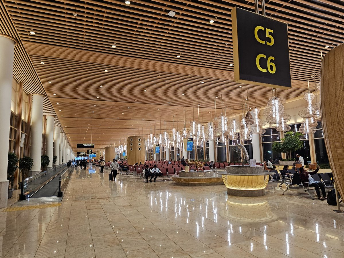 Odletové brány, terminál 2