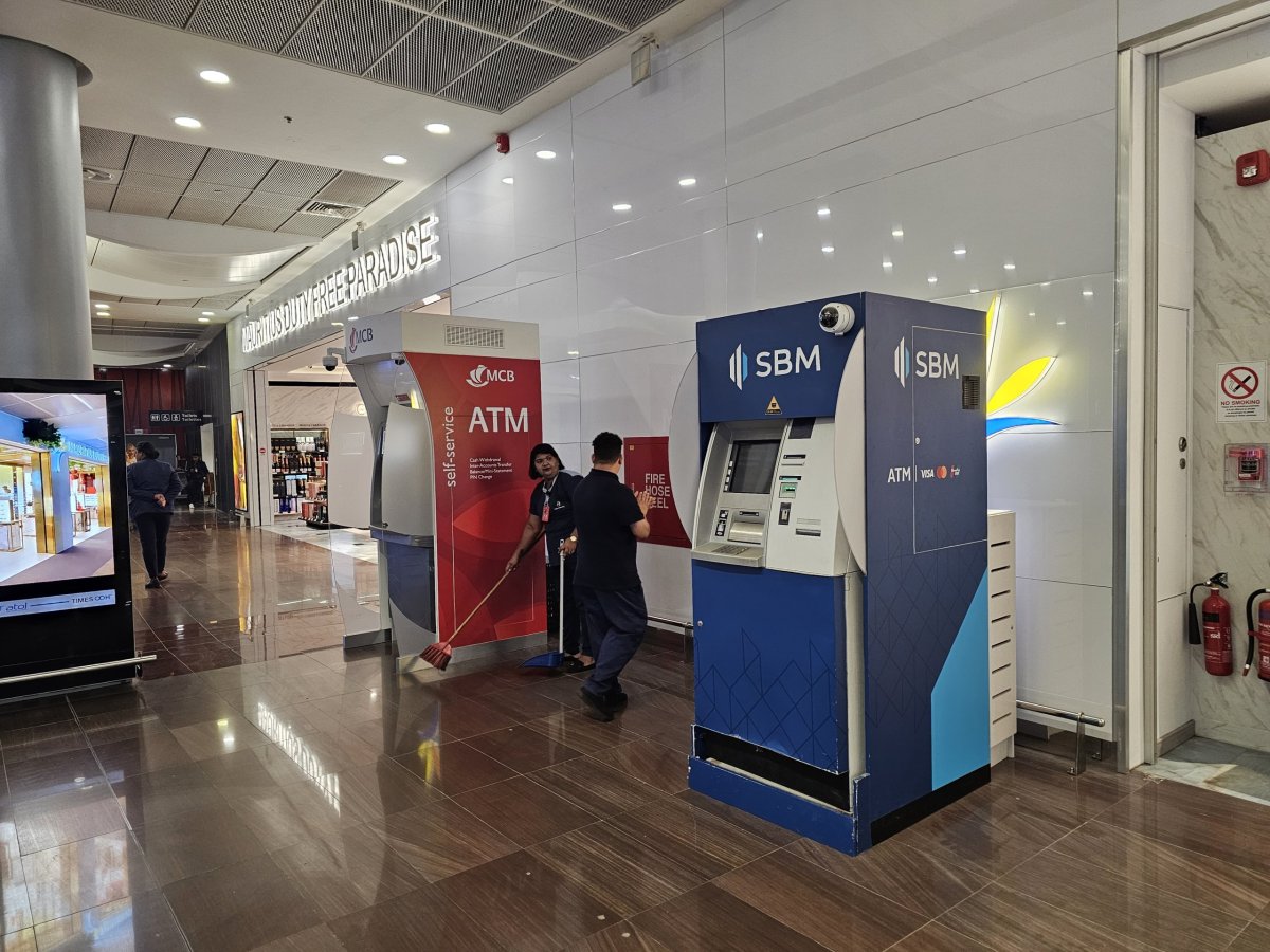 Bankomaty v příletové hale