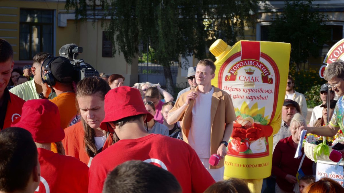 I ve válce se najde čas na promo majonézy