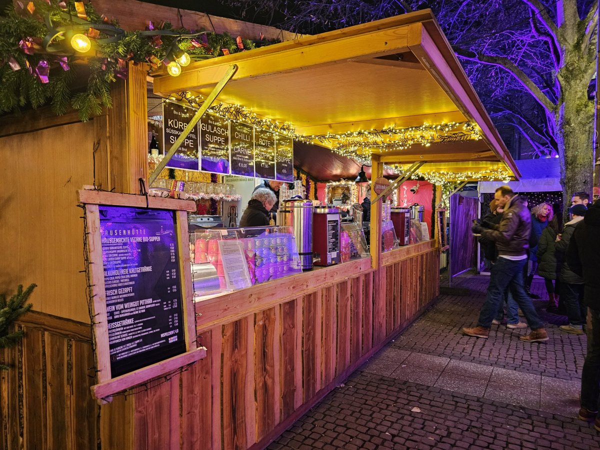 Weihnachtsmarkt Weiße-Lilie-Brunnen