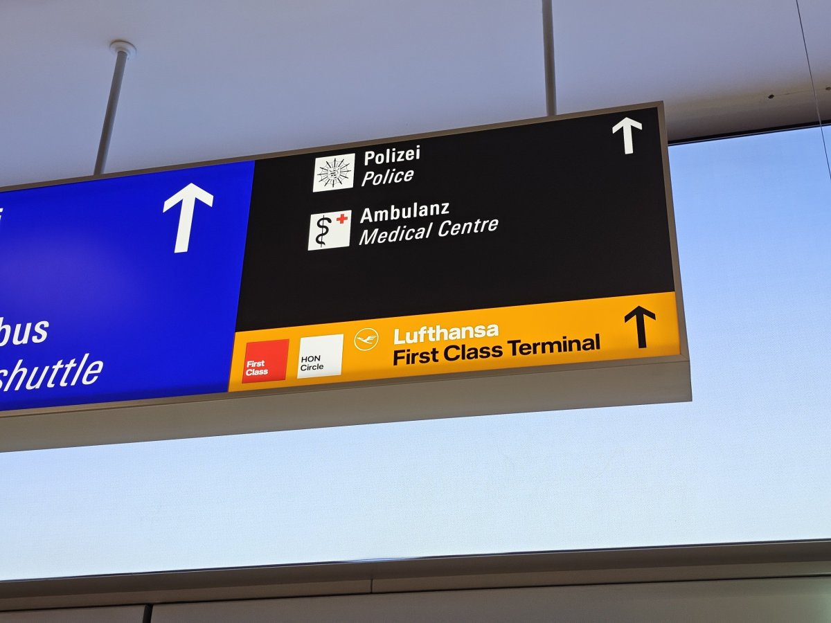 Značení směrem k First Class Terminal