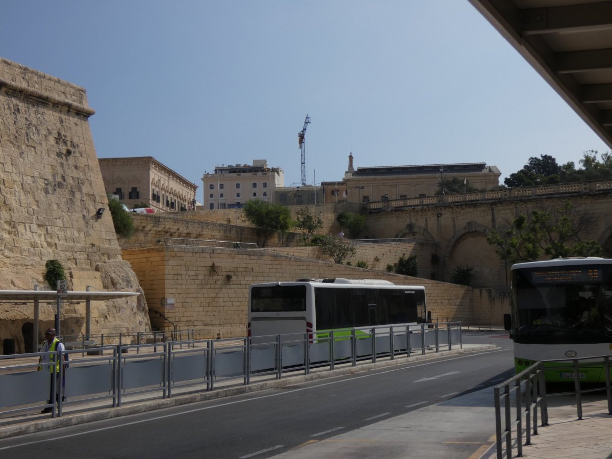 Autobus je na Maltě spolehlivý dopravní prostředek.