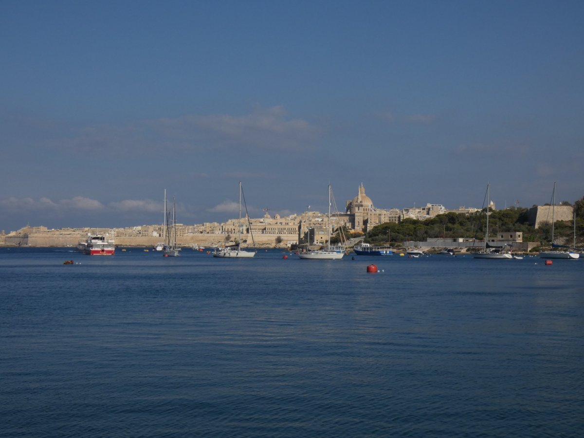 Valleta a Manuelův ostrov - výhled z promenády v Gziře