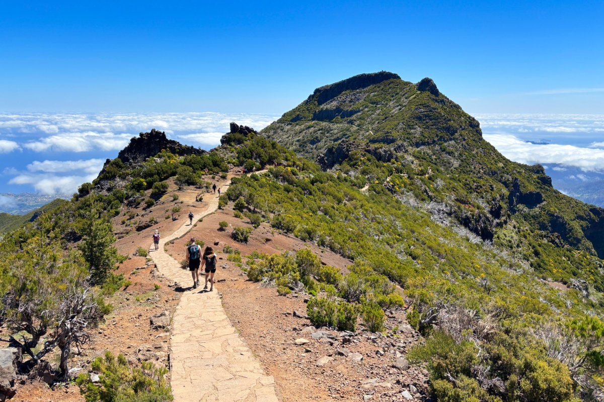 Cesta na Pico Ruivo, v dálce vrchol