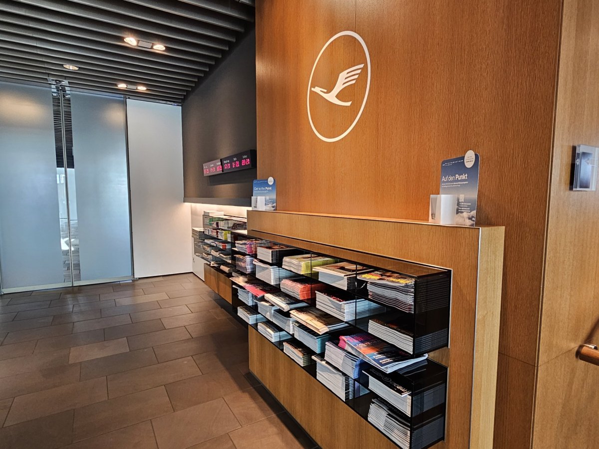 Logo Lufthansy u vstupu do salonku