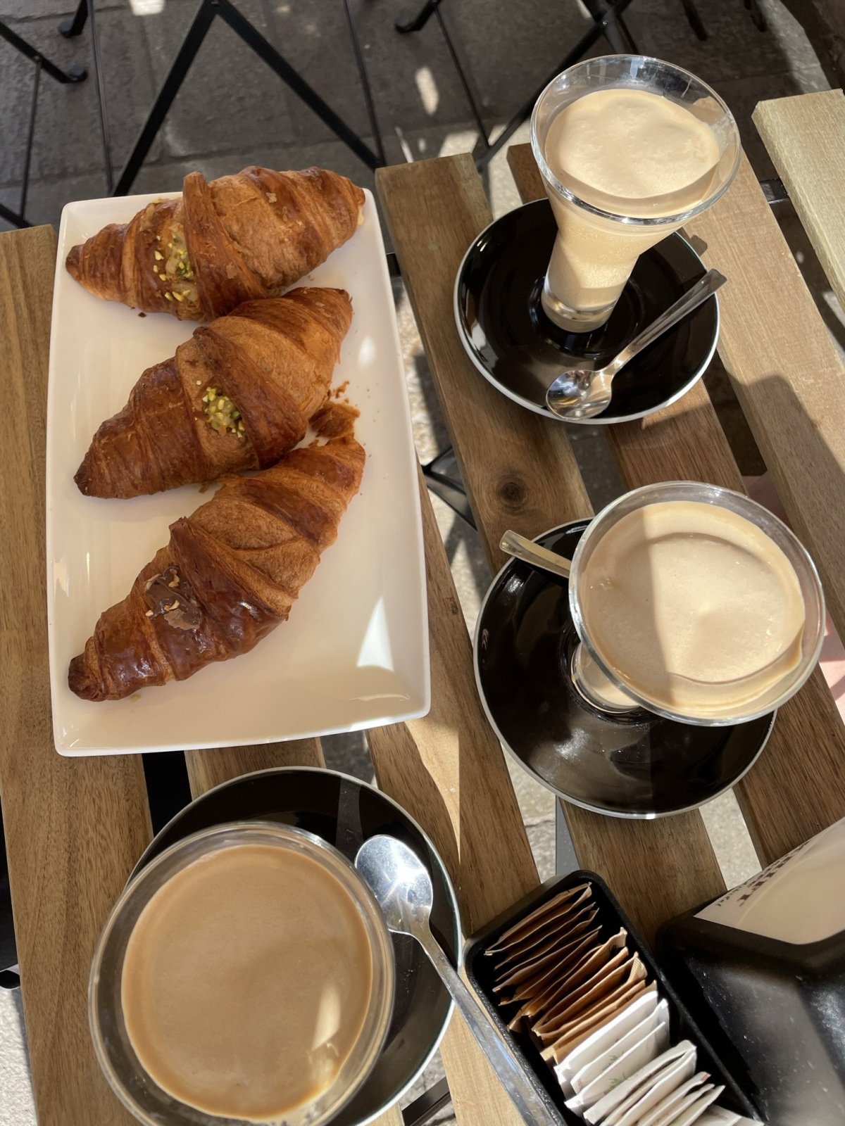 Ledová káva & pistáciové croissanty