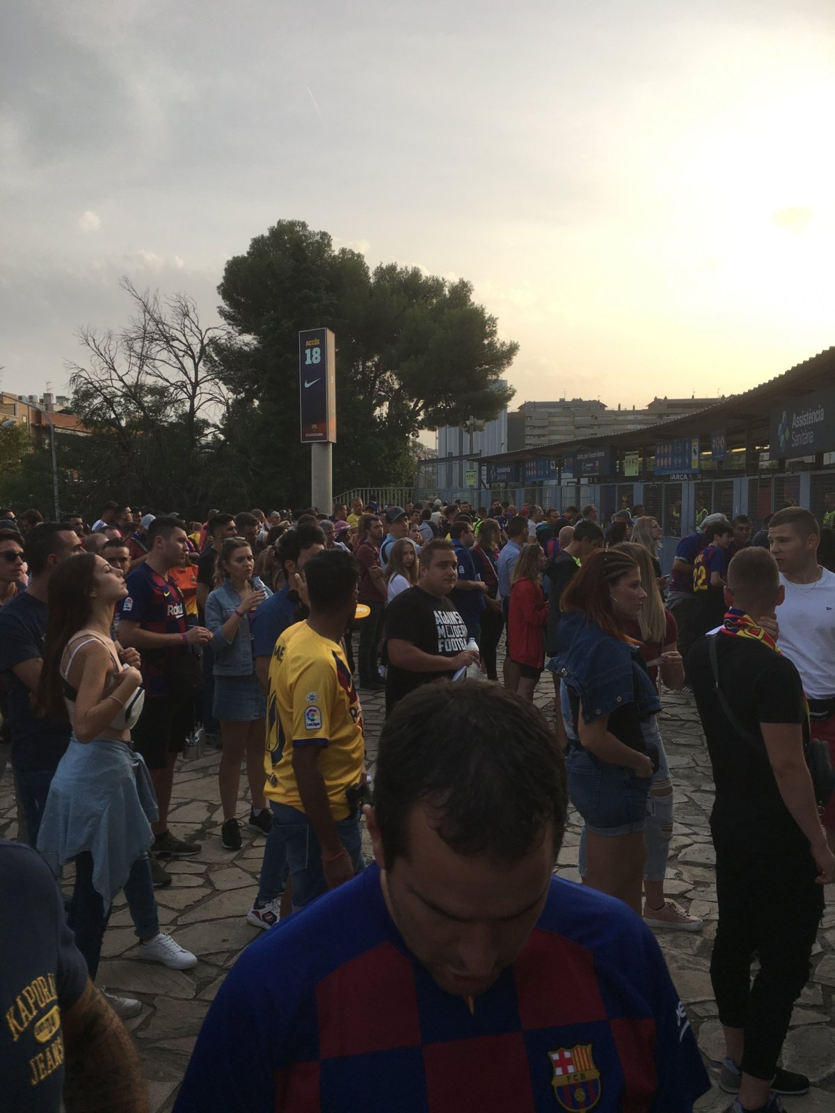 Před vstupem na Camp Nou