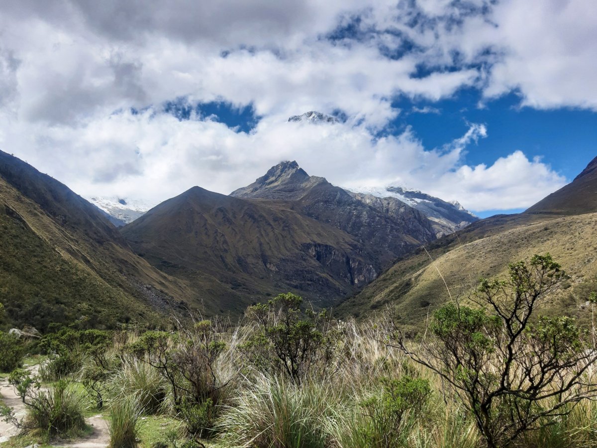 Stejně jako nejvyšší hora Peru Huascarán, která se na fotce schovává do mraků